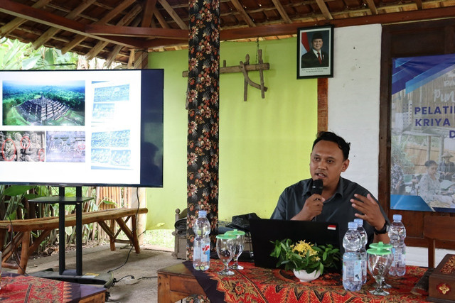 Dr Ghis Nggar Dwiadmojo MPd memaparkan materi serta memandu sesi refleksi dan diskusi peserta dalam Workshop Pelatihan Diversifikasi Produk Kriya Wisata Desa Gunungsari, Kabupaten Madiun. Dok : ITS