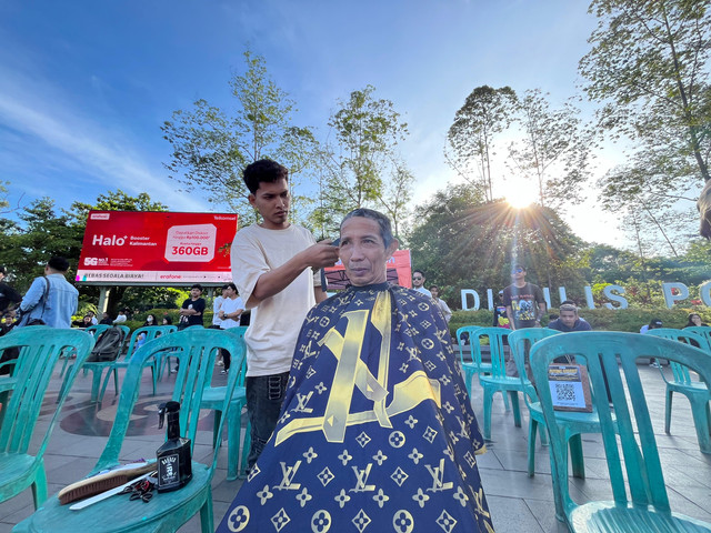 Aksi cukur amal ‘Potong Rambut Bayar Seikhlasnya’ yang digelar di Bundaran Digulis Untan Pontianak pada Minggu pagi, 7 Desember 2025. Foto: Rabiansyah/Hi!Pontianak