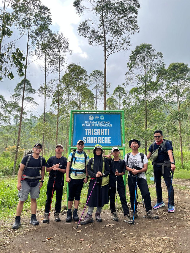 Tim perjalanan Gunung Ciremai. Foto: koleksi pribadi