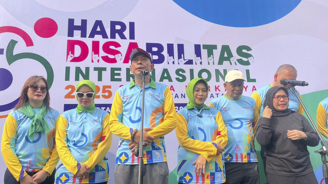 Wakil Menteri Sosial Agus Jabo Priyono usai funwalk memperingati Hari Disabilitas Internasional 2025 di CFD Bundaran HI, Jakarta, Minggu (7/12/2025). Foto: Nasywa Athifah/kumparan
