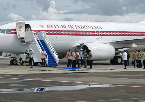 Presiden Prabowo memeluk  Gubernur Aceh Muzakir Manaf atau Mualem. Foto: Zamachsyari Chawarazmi/kumparan