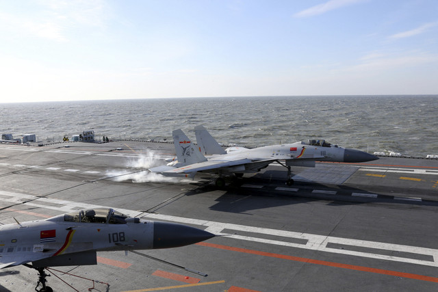 Ilustrasi pesawat jet tempur J-15 milik China. Foto: Stringer/AFP
