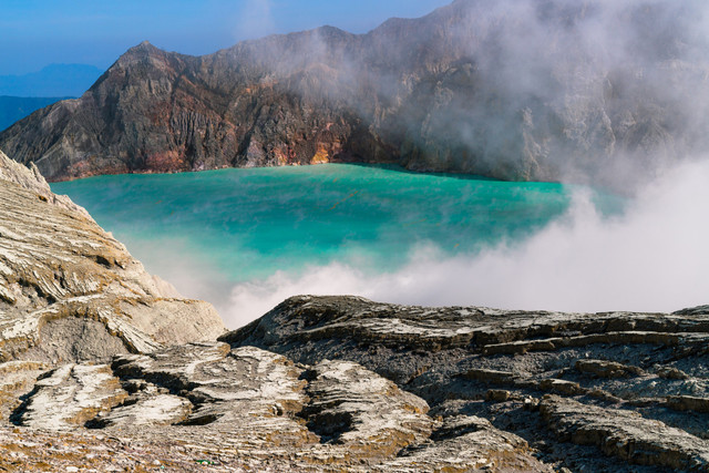 Gambar Ilustrasi (https://www.freepik.com/free-photo/lake-middle-rocky-landscape-expelling-smoke_5598219.htm#fromView=search&page=1&position=1&uuid=ba47d945-958c-49a8-8fbd-d47892385b9a&query=Hormuz)