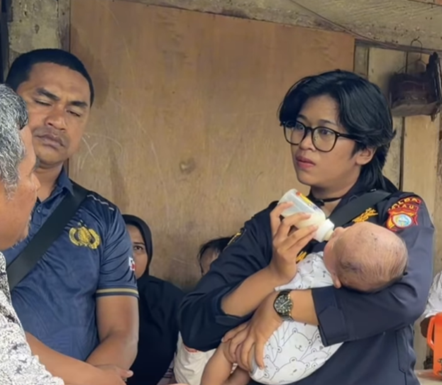 Bayi Fathan yang selamat usai diterjang banjir bandang di wilayah Nagari Salareh Aia, Kecamatan Palembayan, Kabupaten Agam, Sumbar. Foto: Instagram/ @biddokkespoldariau  