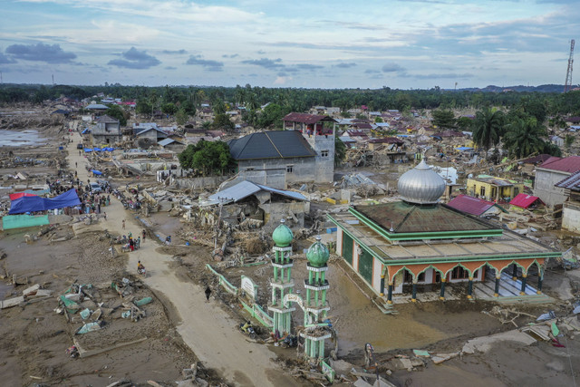 Suasana pusat Kota Kuala Simpang yang luluh lantak akibat banjir bandang di Aceh Tamiang, Aceh, Sabtu (6/12/2025). Foto: Erlangga Bregas Prakoso/ANTARA FOTO