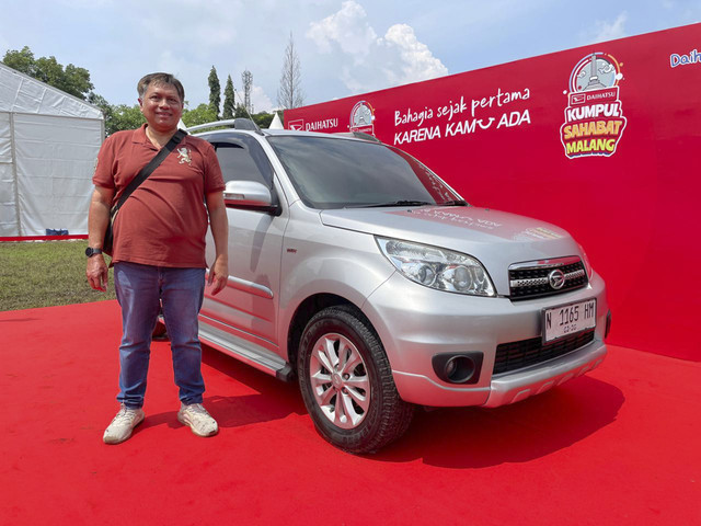 Daniel Supit, pemilik Daihatsu Terios 2011 dengan odometer nyaris 400 ribu kilometer yang tampil di Daihatsu Kumpul Sahabat Malang 2025, Minggu (7/12/2025).  Foto: Sena Pratama/kumparan