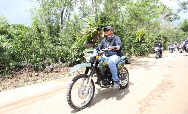 Gubernur Sumsel, Herman Deru, saat meninjau jalan poros Desa Pulau Panggung menuju Gumay Ulu, Kecamatan Pajar Bulan, Kabupaten Lahat. (ist)
