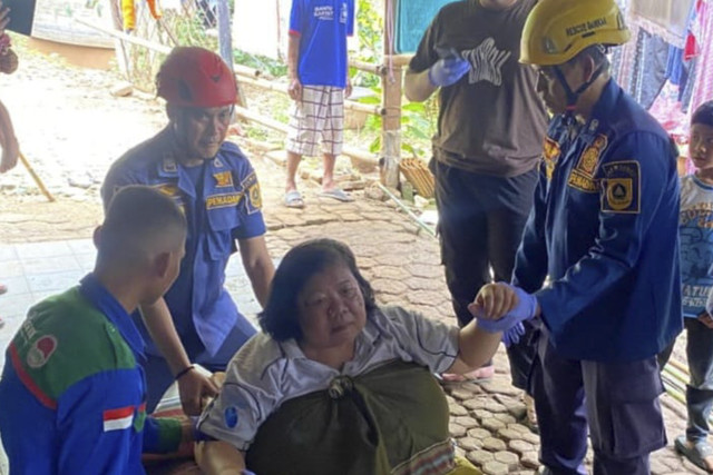 Damkar bantu evakuasi wanita obesitas yang sakit. Foto: Dok. Damkar Kabupaten Bogor
