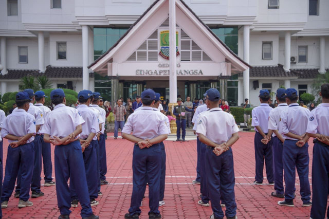 Pelepasan 50 pelajar tingkat SMP ke Barak Menlatpur Sanggabuana, Karawang. Foto: Dok. Istimewa
