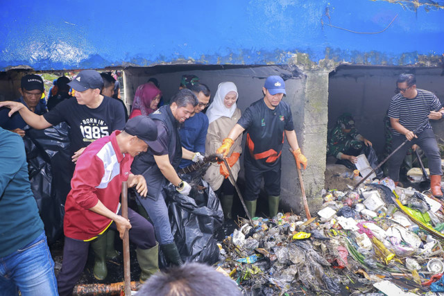 Wali Kota Pekanbaru Agung Nugroho memimpin aksi gotong royong membersihkan parit bersama TNI-Polri sebagai langkah awal membangun budaya Pekanbaru Bersih dan mencegah banjir. Foto: Dok. Istimewa