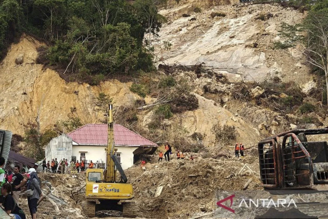 Tim SAR gabungan mencari keberadaan jasad Divan, korban longsoran tebing Bukit Aek Matauli yang berdampingan dengan Perumahan Pandan Permai, Sibuluan Indah, Pandan, Tapanuli Tengah, Sumatera Utara, Sabtu (6/12/2025). Foto: M Riezko Bima Elko P/Antara