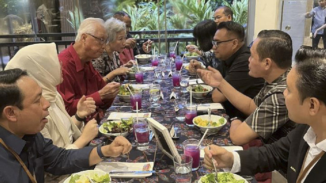 Wali Kota Pekanbaru Agung Nugroho bertemu langsung dengan mantan Perdana Menteri Singapura, Goh Chok Tong. Foto: Dok. Istimewa