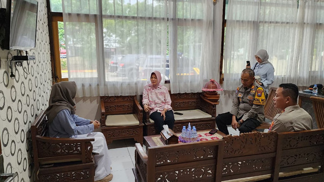 Wakil Bupati Bojonegoro bersama Kapolsek Bojonegoro Kota, saat minta keterangan pada Ketua Panitia Olimpiade Matematika yang sempat ricuh. Minggu (07/12/2025). (Aset: Istimewa)