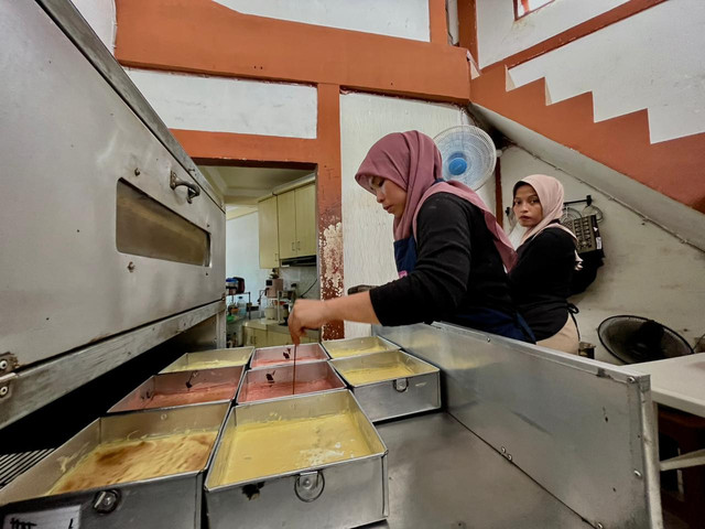 Proses pembuatan kue lapis. Foto: Rabiansyah/Hi!Pontianak