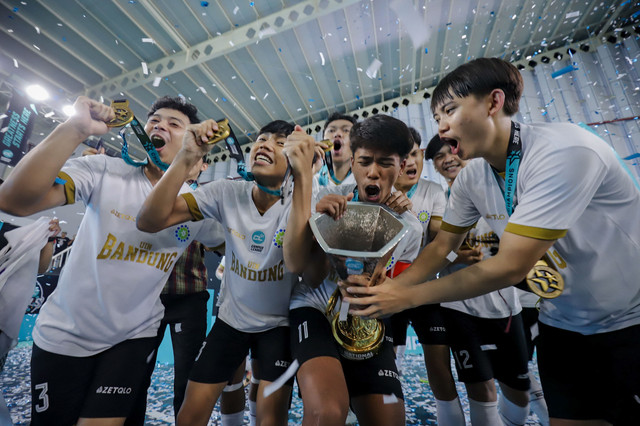 Juara Tim Futsal Putra UIN Bandung berfoto bersama dan selebrasi usai menerima piala Campus League The Nationals 2025. Foto: Jamal Ramadhan/kumparan