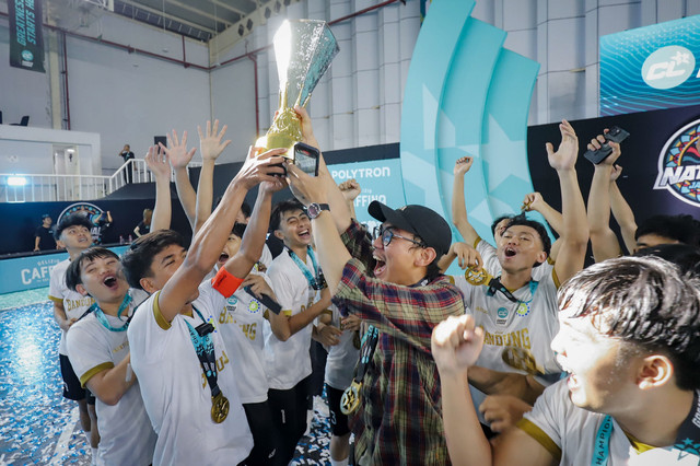 Juara Tim Futsal Putra UIN Bandung berfoto bersama dan selebrasi usai menerima piala Campus League The Nationals 2025. Foto: Jamal Ramadhan/kumparan