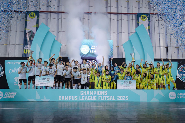 Juara Tim Futsal Putra UIN Bandung berfoto bersama dan selebrasi usai menerima piala Campus League The Nationals 2025. Foto: Jamal Ramadhan/kumparan