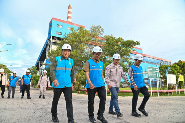 Direktur Utama PLN IP Bernadus Sudarmanta (depan, kedua dari kiri) saat melakukan peninjauan keandalan pembangkit, memastikan PLTU Labuhan Angin & PLTU Pangkalan Susu, Minggu (7/12/2025). Foto: PLN IP
