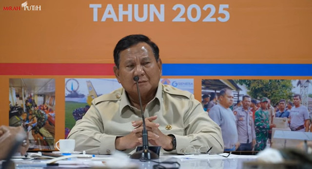 Presiden Prabowo Subianto di Pangkalan Udara Sultan Iskandar Muda, Aceh Besar, Minggu (7/12/2025). Foto: YouTube/ Sekretariat Presiden