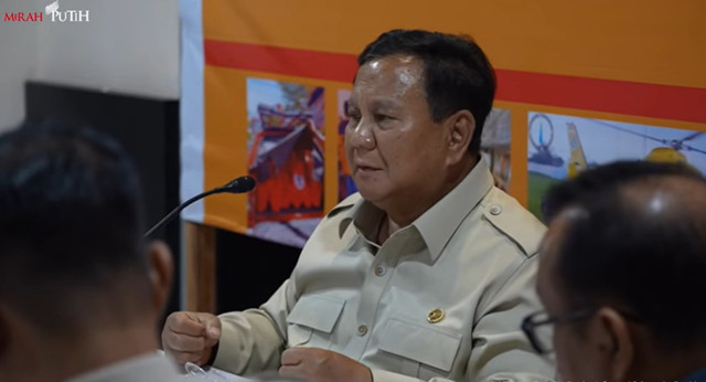 Presiden Prabowo Subianto menggelar rapat terbatas di Pangkalan Udara Sultan Iskandar Muda, Aceh Besar, Minggu (7/12/2025). Foto: YouTube/ Sekretariat Presiden