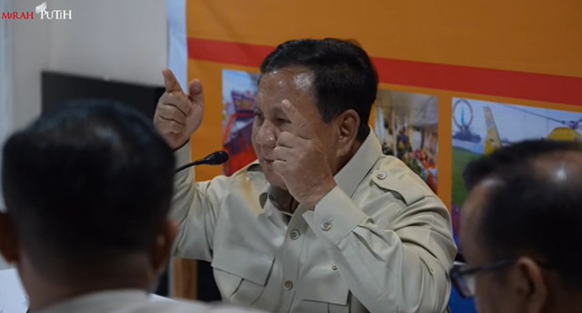 Presiden Prabowo Subianto menggelar rapat terbatas di Pangkalan Udara Sultan Iskandar Muda, Aceh Besar, Minggu (7/12/2025). Foto: YouTube/ Sekretariat Presiden