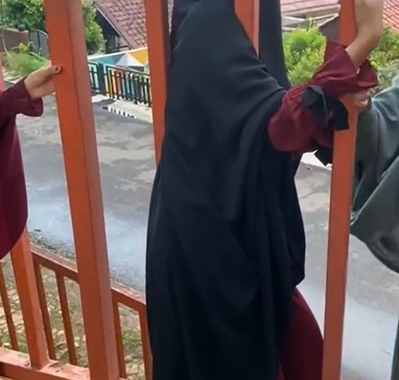 Anak di Depok terjepit teralis, damkar turun tangan. Foto: Damkar Depok