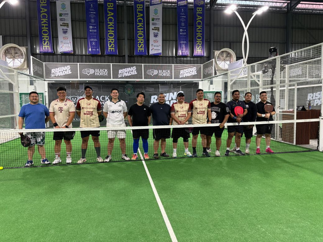 Peserta melakukan sesi foto bersama di turnamen 'Big Fun Padel' untuk peserta berbobot 100 Kg. Foto: Ade Mirza/Hi!Pontianak