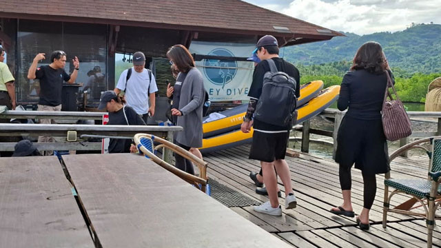 Wisman asal Korea Selatan di dermaga menuju tempat diving.