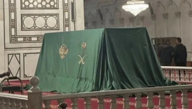 Kotak misterius hadiah dari Arab Saudi di Masjid Umayyah, Damaskus, untuk rakyat Suriah menyambut Hari Pembebasan 8 Desember 2025. Fotonya viral di media sosial. Foto: Dok. Istimewa