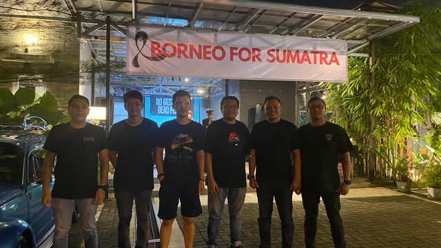 Para inisiator berfoto bersama dalam aksi galang dana 'Borneo for Sumatra' di Monkee Cafe, Pontianak pada Minggu malam, 7 Desember 2025. Foto: Alycia Tracy Nabila/Hi!Pontianak