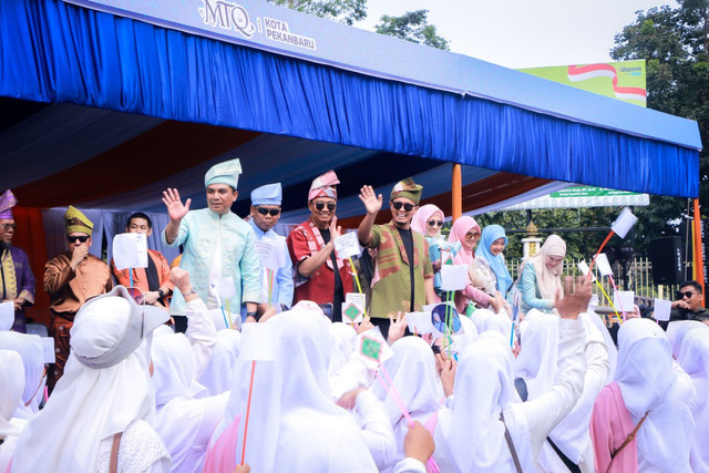 Pawai Taaruf sebelum digelarnya Musabaqah Tilawatil Quran (MTQ) ke-57 tingkat Kota Pekanbaru. Foto: Pemkot Pekanbaru
