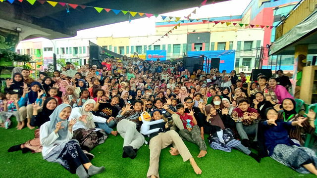 Foto kebersamaan relawan TBM bersama adik-adik