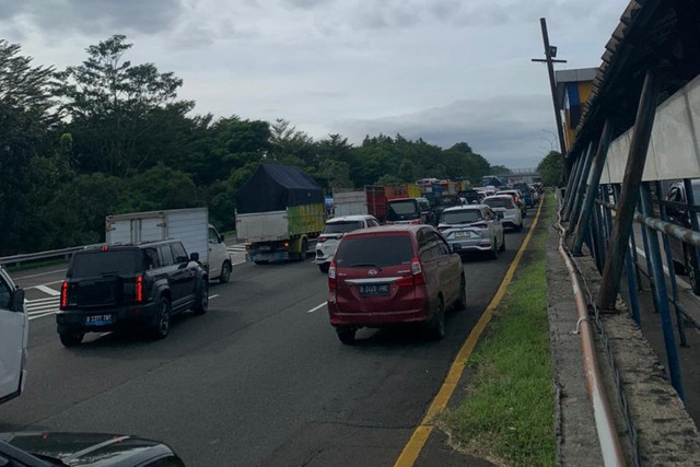 Macet parah di Tol Jagorawi arah Puncak imbas kecelakaan bus di KM 41, Senin (8/12/2025). Foto: Mirsan Simamora/kumparan