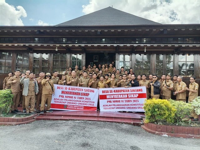 Penolakan kepala desa se-Kabupaten Sintang terhadap Peraturan Menteri Keuangan (PMK) Nomor 81 Tahun 2025. Foto: Yus/Hi!Pontianak