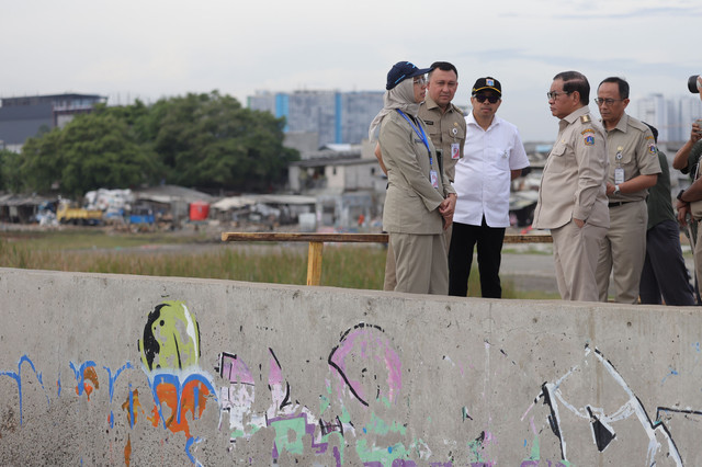 Gubernur DKI Jakarta Pramono Anung meninjau tanggul di Muara Baru, Jakarta Utara, Senin (8/12/2025).  Foto: Jamal Ramadhan/kumparan