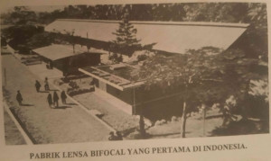 Pabrik Lensa A. Kasoem di Kadungora (Leles) Garut/Foto : Buku A. Kasoem tahun 1978 (Dok. Pribadi)