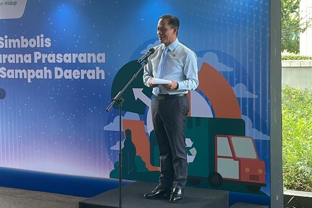 Menteri Lingkungan Hidup, Hanif Faisol Nurofiq, dalam acara Penyerahan Simbolis Dukungan Sarana Prasarana Pengelolaan Sampah Daerah, di Kementerian Lingkungan Hidup, Jakarta, Senin (8/12/2025). Foto: Fadhil Pramudya/kumparan