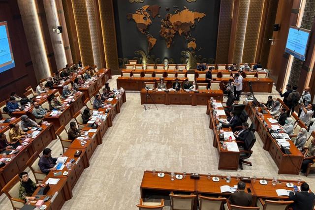 Komisi I DPR RI menggelar rapat kerja dengan Menkomdigi Meutya Hafid di Kompleks Parlemen, Senayan, Jakpus pada Senin (8/12/2025). Foto: Abid Raihan/kumparan