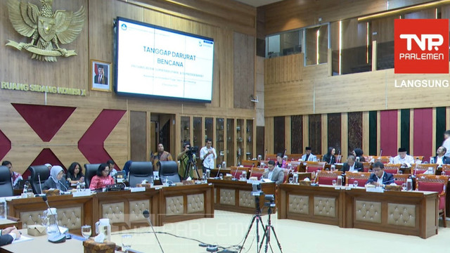 Komisi X DPR RI menggelar raat kerja dengan Kemendiktisaintek RI di Kompleks Parlemen, Senayan, Jakarta, Senin (8/12/2025). Foto: YouTube/ TVR Parlemen