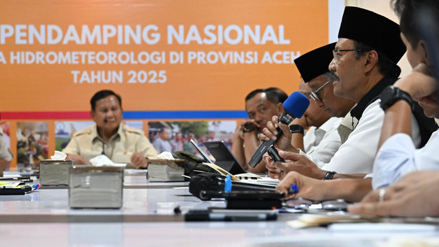 Mensos Saifullah Yusuf (Gus Ipul) mengikuti rakor penanganan bencana Sumatera dengan Presiden Prabowo saat berkunjung ke Aceh, Minggu (7/12/2025). Foto: Kemensos RI