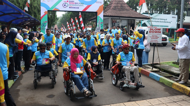 Sentra Wyata Guna Bandung gelar fun walk, pemeriksaan kesehatan, hingga doorprize untuk peringati Hari Disabilitas Internasional, Minggu (7/12/2025). Foto: Kemensos RI