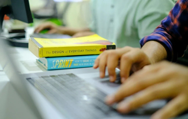 Ilustrasi cara cek NIP PPPK Paruh Waktu. Foto: unsplash.com/@ofspace