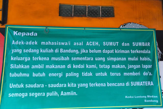 Kedai Lontong Medan Ka' Zahra berikan makan gratis bagi mahasiswa asal Sumatera yang keluarganya terdampak bencana, Senin (8/12/2025). Foto: Linda Lestari/kumparan