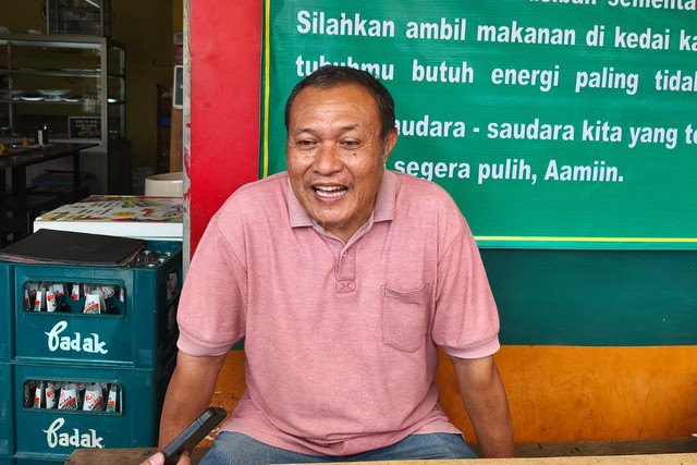 Tagor Lubis pemilik Kedai Lontong Medan "Ka' Zahra", Senin (8/12/2025). Foto: Linda Lestari/kumparan