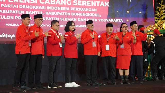 Jajaran Ketua DPC PDIP terpilih se-DIY dan kader lainnya berpose saat acara Konferda dan Konfercab serentak PDIP DIY, Sabtu (6/12). Foto: Dok. Istimewa