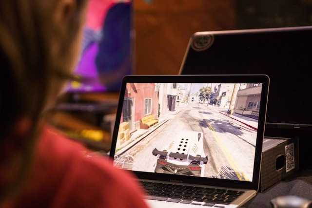 Ilustrasi laptop gaming 10 jutaan. Foto: Unsplash.