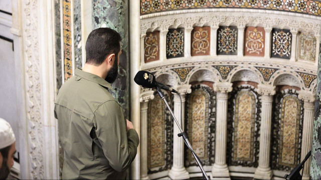 Presiden Suriah Ahmed Al-Sharaa memimpin salat subuh di Masjid Umayyah, Senin (8/12/2025). Foto: X/ @SyPresidency