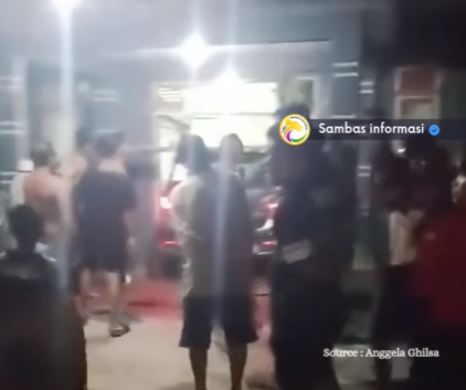 Mobil tabrak rumah di Sambas hingga masuk ke dalam. Foto: Dok. Instagram @sambasinformasi