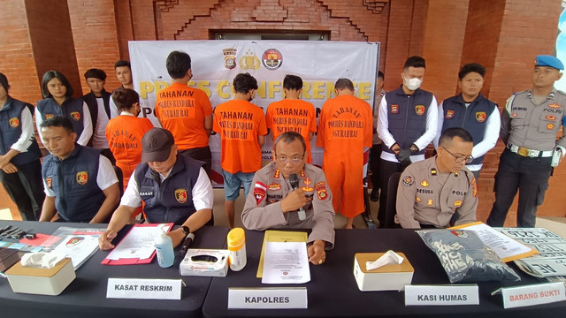 Kapolres Bandara Ngurah Rai AKBP I Komang Budiartha dalam konpers kasus komplotan pencuri mobil, Senin (8/12/2025). Foto: Denita BR Matondang/kumparan