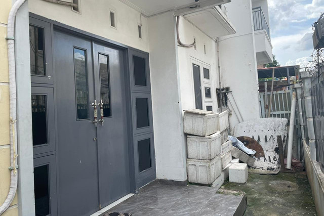 Suasana terkini Ayu Puspita Wedding Service, wedding organizer (WO) yang diduga melakukan penipuan di Ceger, Cipayung, Jakarta Timur, Senin (8/12/2025). Foto: Fadhil Pramudya/kumparan